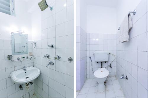 uma casa de banho branca com um WC e um lavatório em OYO 800 New Muktinath Hotel em Kathmandu