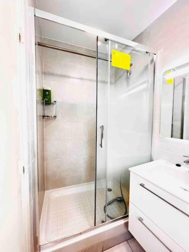 eine Dusche mit Glastür im Bad in der Unterkunft 2 chambres proche de transport in La Courneuve