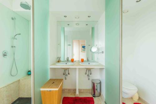 ein Badezimmer mit 2 Waschbecken und einem Spiegel in der Unterkunft Whirlpool , Dachterrasse , Wienblick , zwei Etagen in Wien