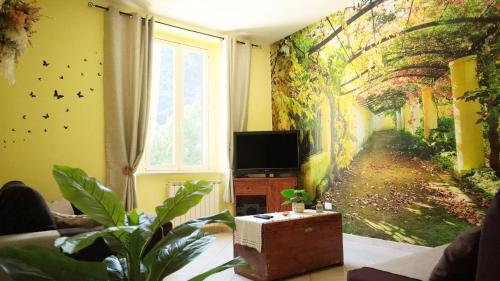 [Vista Cascata delle Marmore] - La Casa Incantata في تيرني: غرفة معيشة مع لوحة جدارية لمدخل