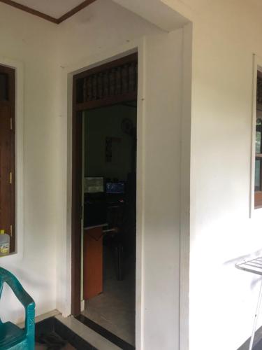 uma porta aberta para um quarto com uma secretária em BuildZone Home Stay em Balangoda