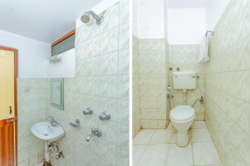 La salle de bains est pourvue de toilettes et d'un lavabo. dans l'établissement OYO 807 Hotel Grand Tokyo, à Katmandou