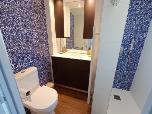 łazienka z toaletą i umywalką w obiekcie Brennick, Maison 4 pers proche mer et plage w mieście Clohars-Carnoët