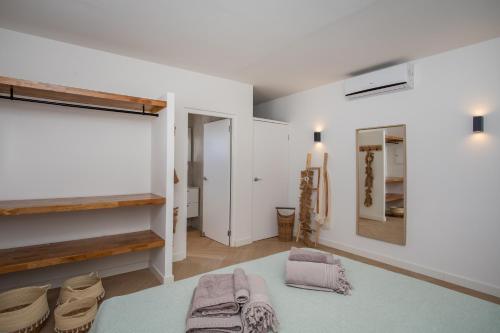 Jan Thiel的住宿－Appartement James，客厅拥有白色的墙壁和蓝色的地毯。