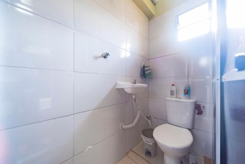 a bathroom with a toilet and a sink at Hostel Multiverso in Santo André