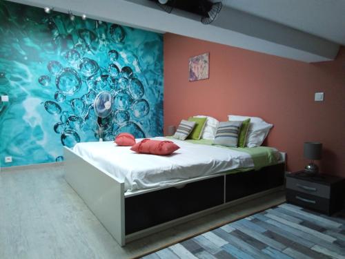 Schlafzimmer mit einem Bett mit weißer Bettwäsche und rosa Wänden in der Unterkunft Maison Coquelicot in Saint-Georges-du-Bois
