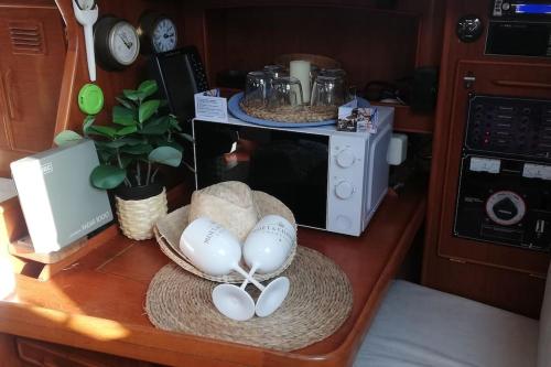 a counter with a microwave and eggs in a bowl at Boat-Apartamento flotante Cádiz.. La Juanita Arroyo in Cádiz