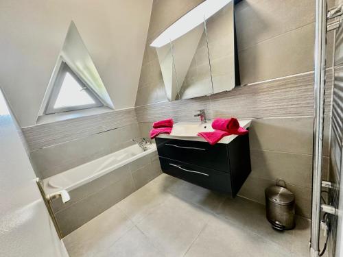 ein Bad mit einem Waschbecken und einem Spiegel in der Unterkunft Maison proche Étretat in Le Tilleul