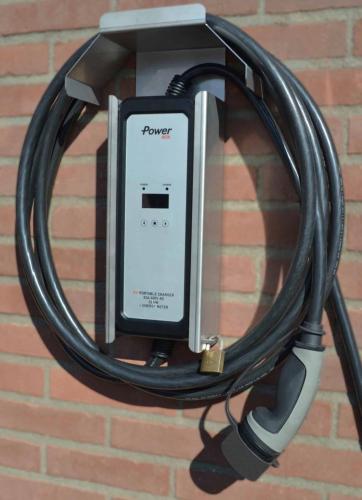 a phone is hooked up to a hose at Tolles Loft in den Tessiner Bergen in Corcapolo