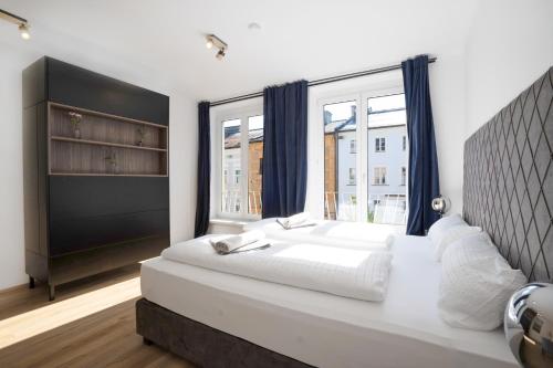 una camera da letto con un grande letto con una grande finestra di easy flat Villach main plaza a Villach