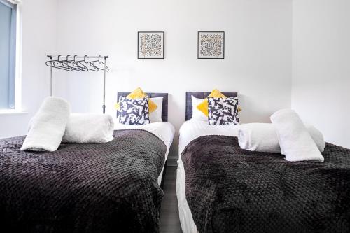 dos camas sentadas una al lado de la otra en un dormitorio en Spacious 2 Bed Home with FREE PARKING and Netflix en Maidenhead
