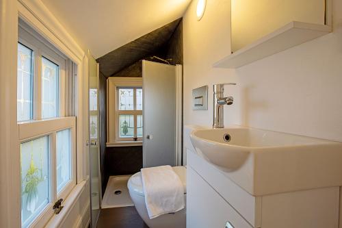 een badkamer met een wastafel en een toilet bij Mansion Miliá in Adalar