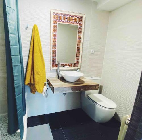 La salle de bains est pourvue d'un lavabo, de toilettes et d'un miroir. dans l'établissement Precioso apartamento con bañera hidromasaje, à Sopelana
