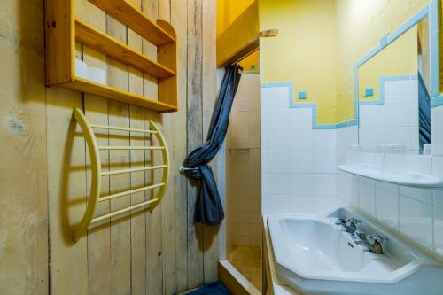 een badkamer met een wastafel en een douche bij Côté Four in Monflanquin