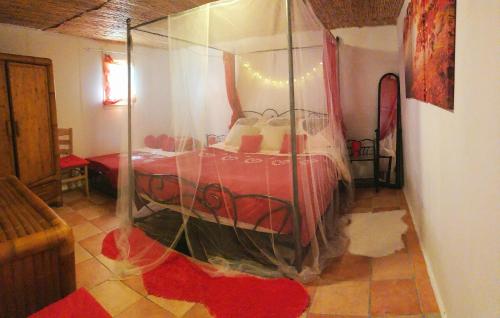 Schlafzimmer mit einem Bett mit Glasdach in der Unterkunft La Tranquilita in Sospel