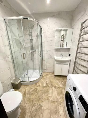 een badkamer met een douche, een toilet en een wastafel bij Room Alfirdauas in Targuist