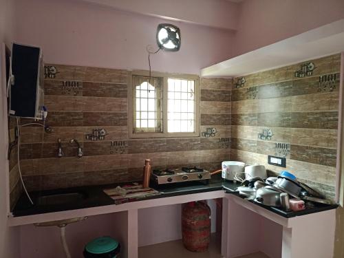 A cozinha ou cozinha compacta de Sri Govinda nilayam home stay 1