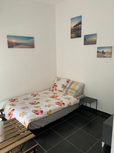 1 dormitorio con cama y banco. en Jolie maisonnette avec terrasse Nancy centre en Nancy