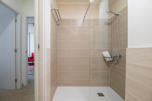 baño con ducha y puerta de cristal en Las Canteras Suite en Las Palmas de Gran Canaria
