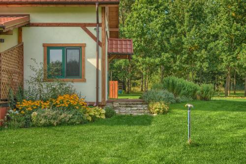 a house with a yard with a window at Rentynówka in Gietrzwałd
