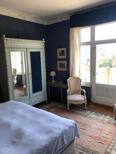 una camera con letto, scrivania e finestre di La Touratte Bed & Breakfast a Saint-Hubert