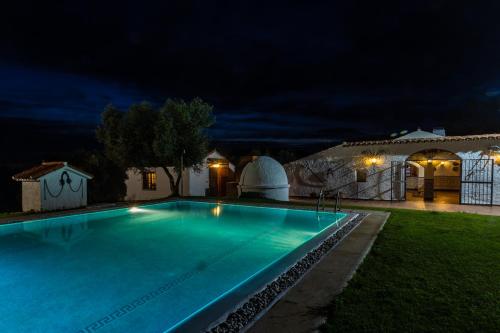 Bazén v ubytování Casa Rural Finca Las Picazas nebo v jeho okolí