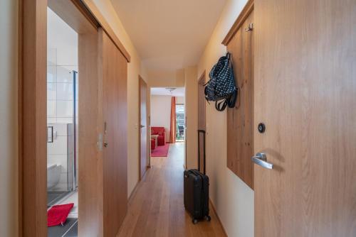 a hallway with a door and a room with a hallway at Ferienwohnungen Engelmannstift in Bacharach
