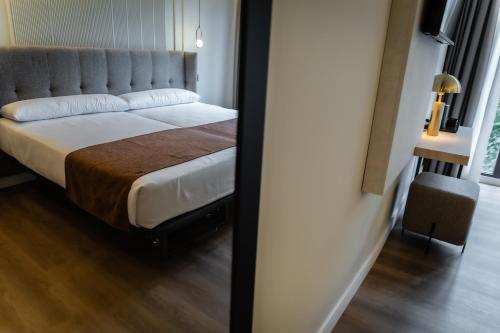 a bedroom with a bed in a room at HOTEL CORONA DE PADRÓN in Padrón