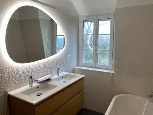 une salle de bain avec un lavabo et un miroir dans l'établissement La Villa les merlettes, au Crotoy
