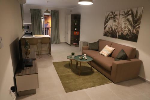 - un salon avec un canapé et une table dans l'établissement Lovely holiday home next to Bus terminus, à San Pawl il-Baħar