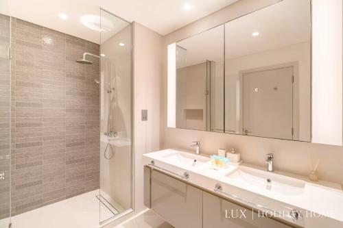 Koupelna v ubytování LUX The Luxury Sunrise Beachfront Suite 2
