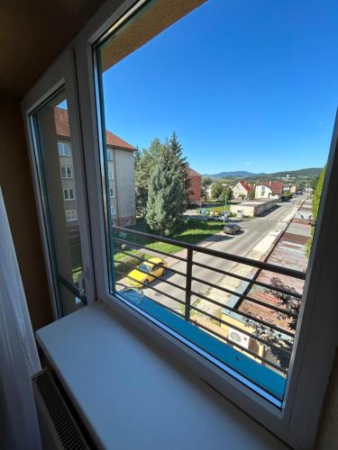 ventana con vistas a la calle en Penzion Benedikti, en Prievidza