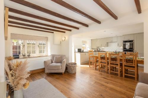 uma cozinha e sala de jantar com mesa e cadeiras em Tillers Cottage - Stone Cottage set in quaint North Yorkshire Village em Ebberston