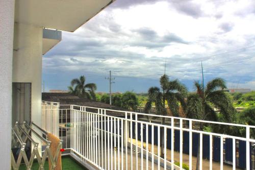 einen Balkon mit weißem Geländer und Palmen in der Unterkunft 1 Bedroom Deluxe in Parañaque in Manila