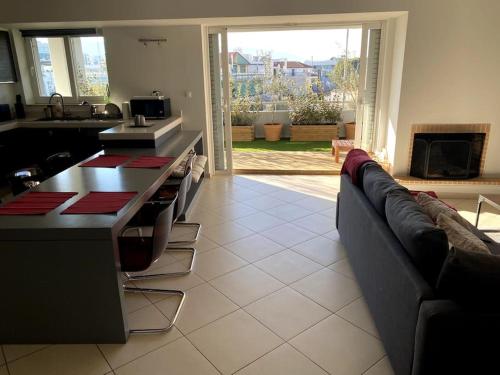 ein Wohnzimmer mit einem Sofa und einem Tisch in der Unterkunft Spacious and Sunkissed 3BR & 2 Bathrooms Apartment in Athen