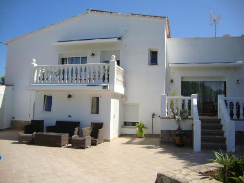 a white house with a patio in front of it at "VILLA VISTA JAVEA" - Habitaciones vacacionales in Jávea