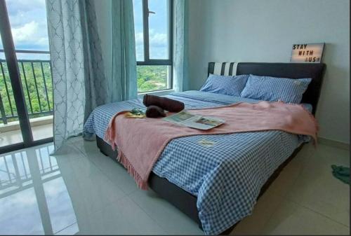 a bedroom with a bed with a blanket and a window at Johor Bahru Central Park/15分钟到达很多地方，完美的市中心地点 in Johor Bahru