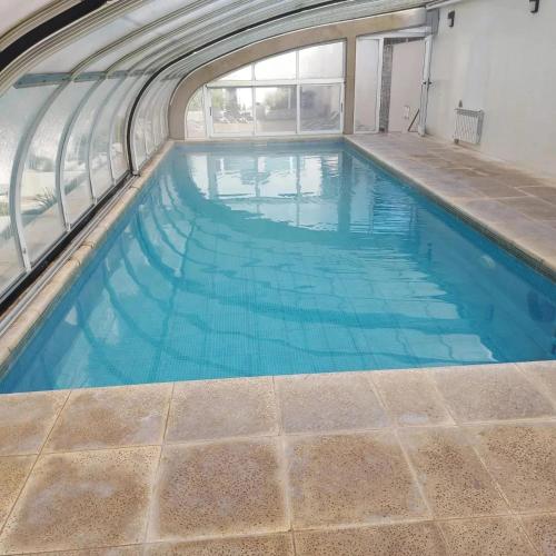 - une piscine intérieure d'eau bleue dans l'établissement Casa del parque (MONOAMBIENTE), à Necochea