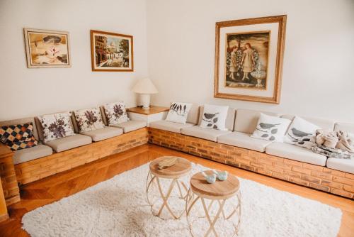 uma sala de estar com um sofá e duas mesas em Pousada Paradiso em Santa Teresa