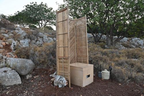 una struttura in legno con servizi igienici in un campo di Star Sleep Gerani Rethymno a Yeránion