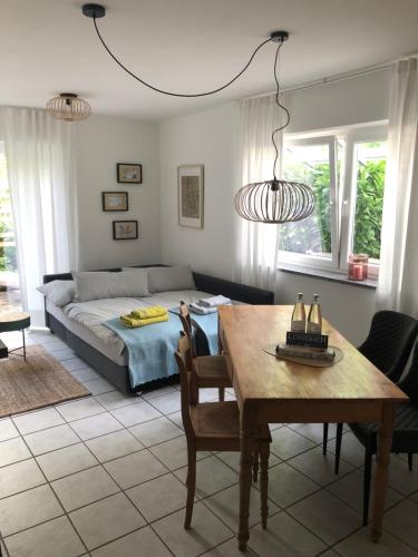 Sala de estar con cama y mesa de comedor en Moselidylle und Cityflair - Ferienwohnung Beth en Coblenza