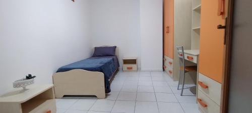 1 dormitorio con 1 cama y lavamanos. en IN CENTRO APARTMENT, en Melfi