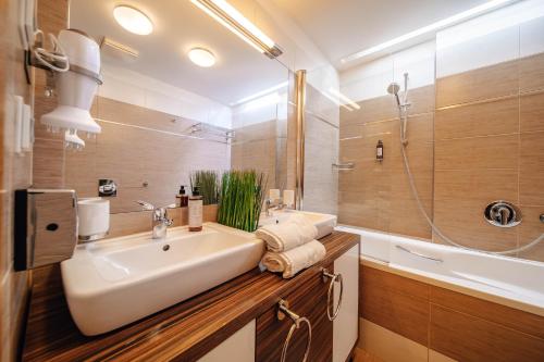 een badkamer met een witte wastafel en een douche bij Prague Castle King's Chic in Praag