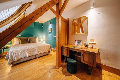 een slaapkamer met een bed en een houten bureau bij Prague Castle King's Chic in Praag