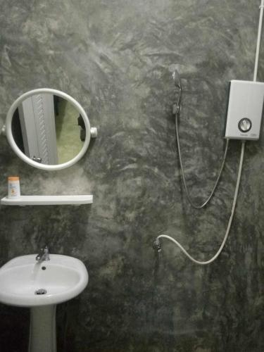 a bathroom with a sink and a mirror at Mateoasis in Ko Kood