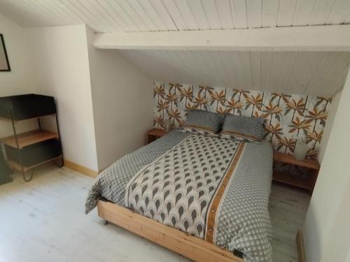ein Schlafzimmer mit einem Bett in einem Zimmer in der Unterkunft Charmante maison in Chaville