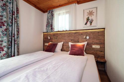 1 Schlafzimmer mit 2 Betten und einem Fenster in der Unterkunft Apartment Snow in Hochfilzen