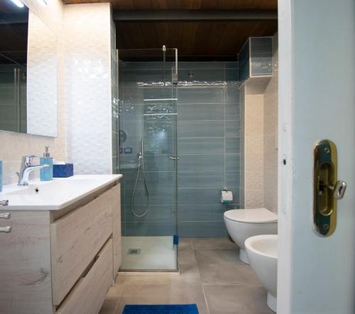 bagno con doccia, lavandino e servizi igienici di Tom apartments a Napoli