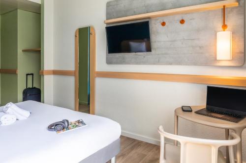 TV a/nebo společenská místnost v ubytování ibis budget Paris Porte de Pantin
