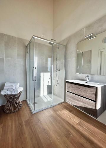 a bathroom with a glass shower and a sink at Agriturismo Borgo Rurale San Salvador-Casa del Maestro in Torre di Mosto